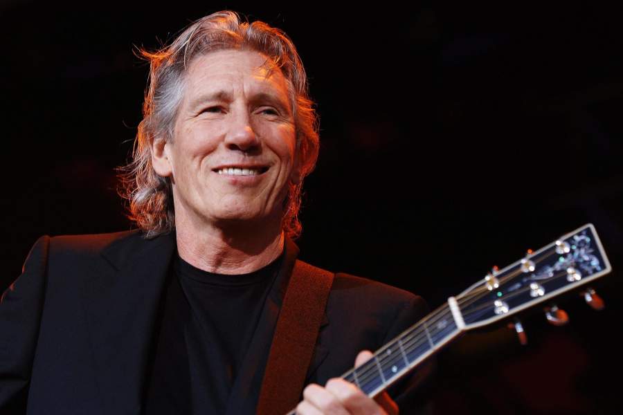 Роджер Уотерс с гитарой