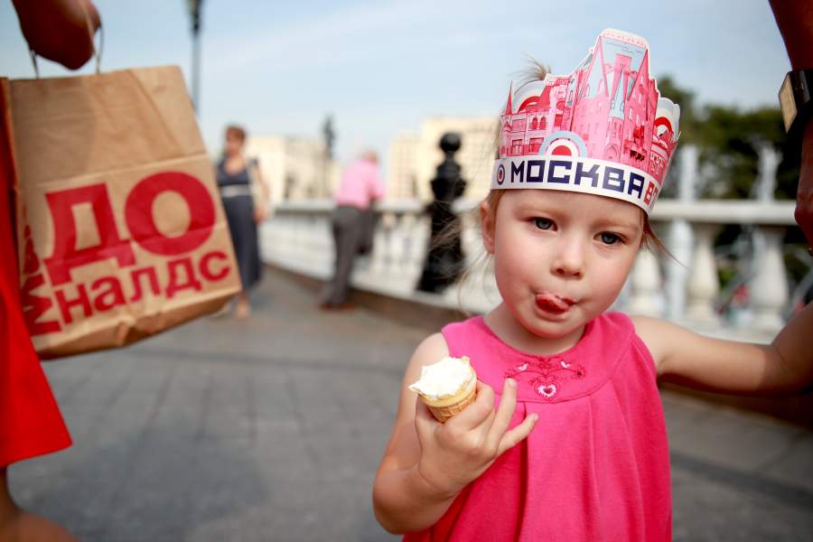 девочка с мороженым