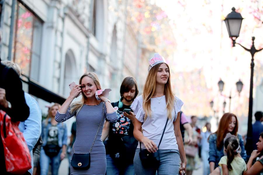 две девушки идут по Никольской улице