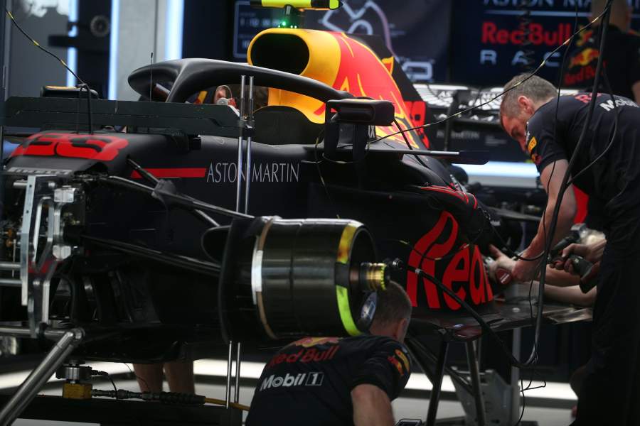 Механики у болида гонщика команды «Ред Булл» Макса Ферстаппена в боксах трассы «Сочи Автодром»