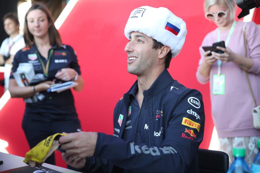 Гонщик команды «Ред Булл» Даниэль Риккардо во время автограф-сессии