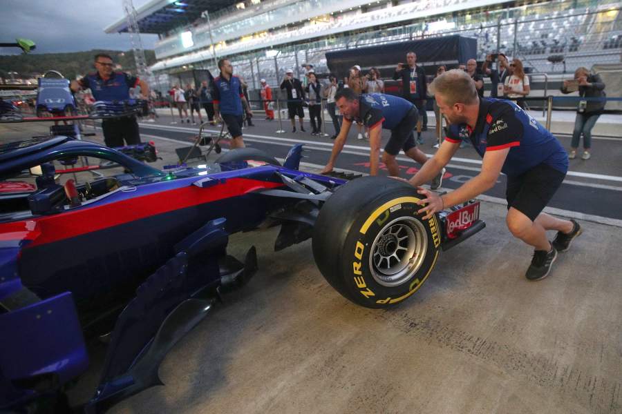 Подготовка болида команды «Торо Россо» к свободным заездам на российском этапе чемпионата мира по кольцевым автогонкам в классе «Формула-1»