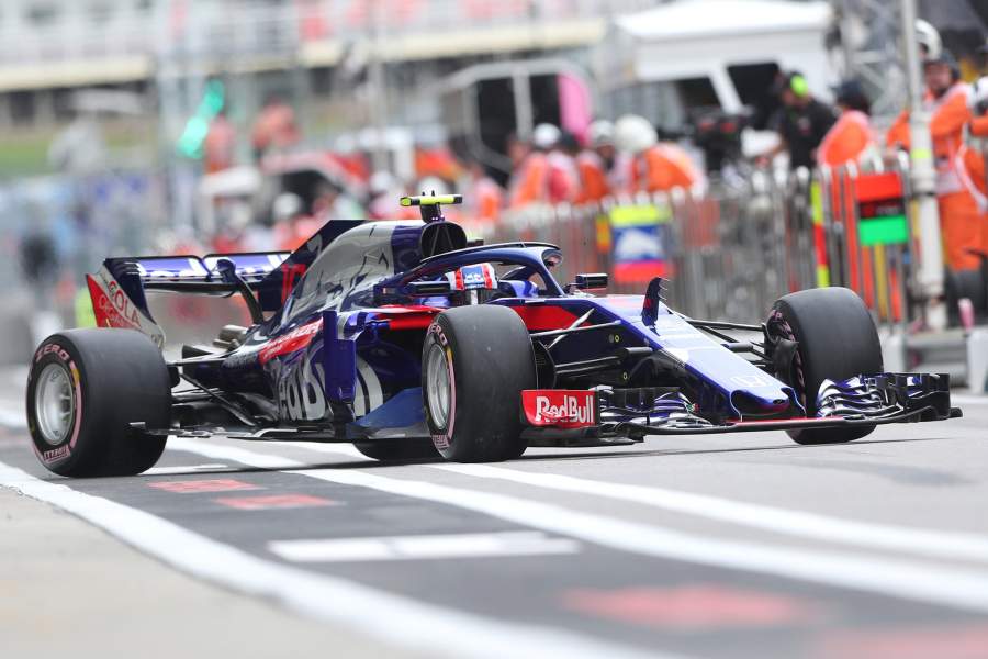 Гонщик команды «Торо Россо» Пьер Гасли принимает участие в свободных заездах на российском этапе чемпионата мира по кольцевым автогонкам в классе «Формула-1»