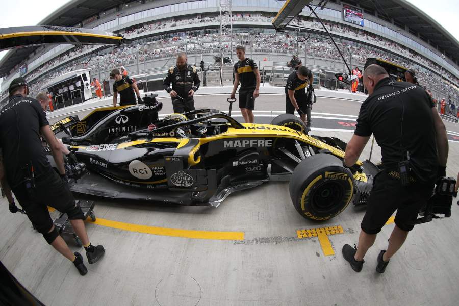 Гонщик команды «Рено» Нико Хюлькенберг принимает участие в свободных заездах на российском этапе чемпионата мира по кольцевым автогонкам в классе "Формула-1"