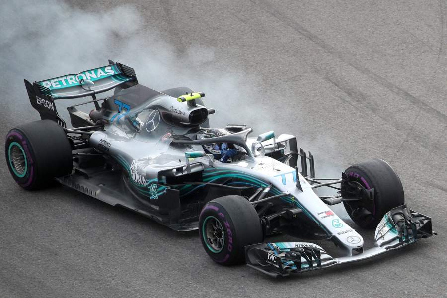 Гонщик команды «Мерседес» Валттери Боттас принимает участие в свободных заездах