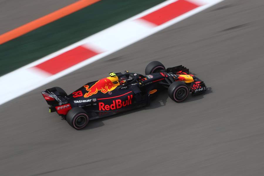 Гонщик команды «Ред Булл» Макс Ферстаппен принимает участие в свободных заездах на российском этапе чемпионата мира по кольцевым автогонкам в классе «Формула-1»