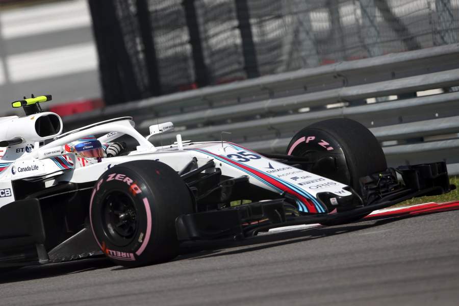 Гонщик команды «Уильямс» Сергей Сироткин принимает участие в квалификации на российском этапе чемпионата мира по кольцевым автогонкам в классе "Формула-1"