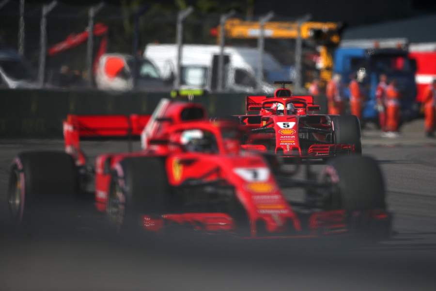 Гонщик команды «Феррари» Себастьян Феттель во время квалификации на российском этапе чемпионата мира по кольцевым автогонкам в классе «Формула-1»