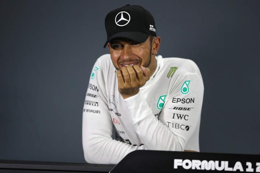 Гонщик команды «Мерседес» Льюис Хэмилтон на пресс-конференции после окончания квалификации на российском этапе чемпионата мира по кольцевым автогонкам в классе «Формула-1»