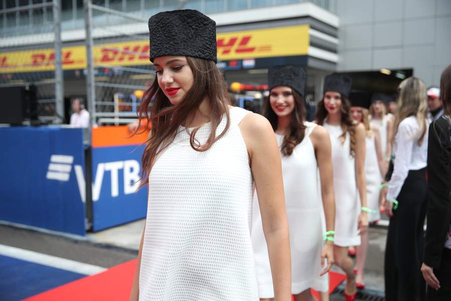 Перед началом гонки на российском этапе чемпионата мира по кольцевым автогонкам в классе «Формула-1»