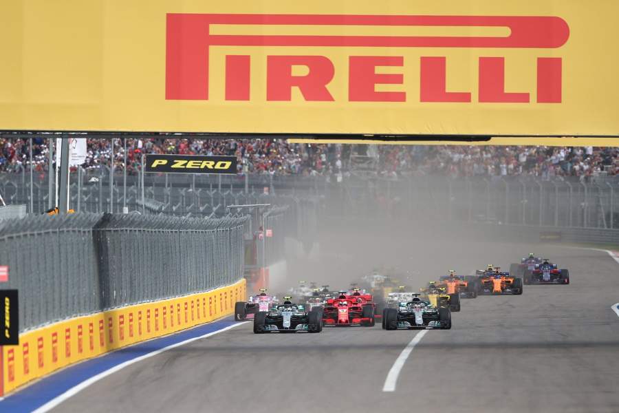  Начало гонки на российском этапе чемпионата мира по кольцевым автогонкам в классе «Формула-1»