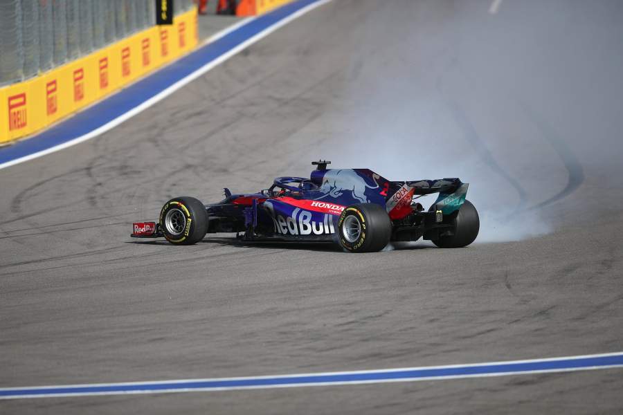 Болид гонщика команды «Торо Россо» Брендон Хартли развернуло во время гонки на российском этапе чемпионата мира по кольцевым автогонкам в классе «Формула-1»