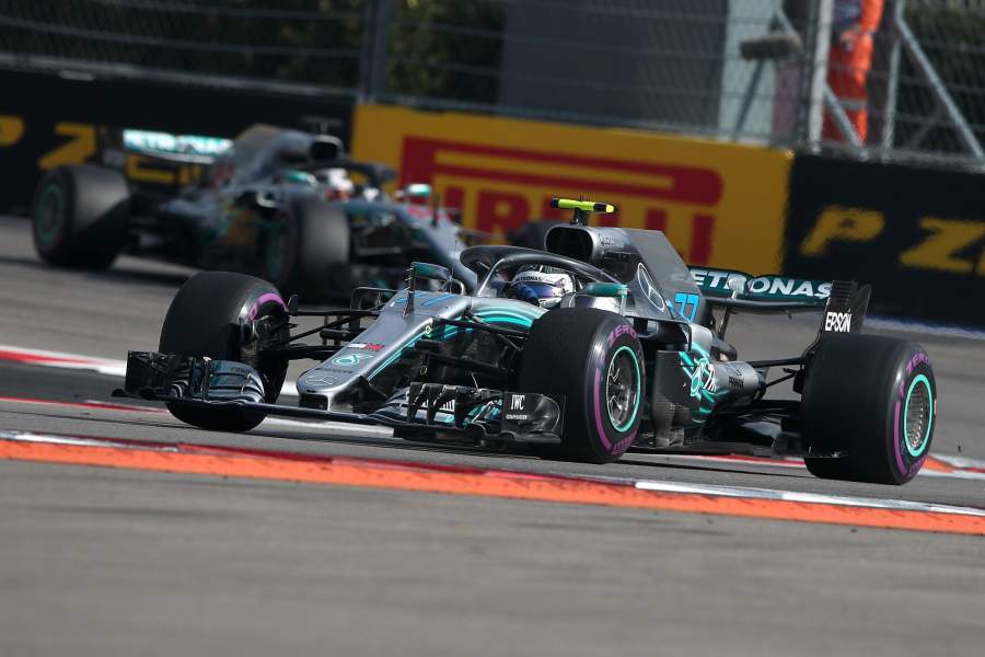 Гонщик команды «Мерседес» Валттери Боттас принимает участие в гонке на российском этапе чемпионата мира по кольцевым автогонкам в классе «Формула-1»