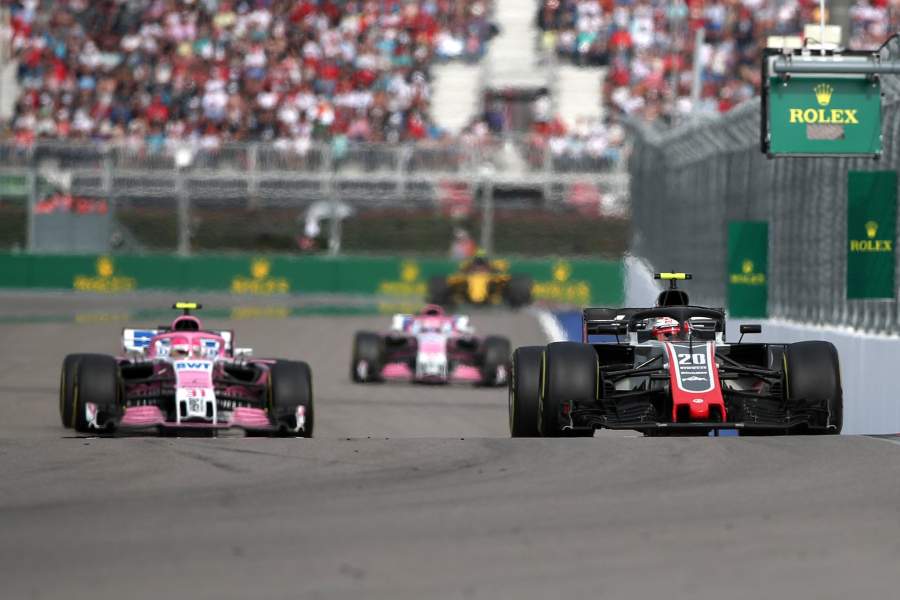 Гонщик команды «Хаас» Кевин Магнуссен во время гонки на российском этапе чемпионата мира по кольцевым автогонкам в классе «Формула-1»