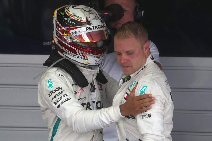 Пилоты команды «Мерседес» Льюис Хэмилтон и Валттери Боттас после окончания гонки