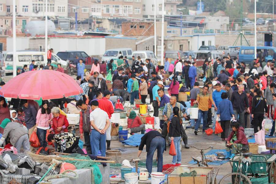 покупатели на рыбном рынке Циндао