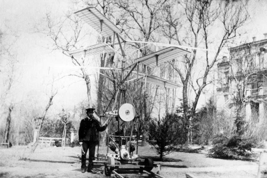 Конструктор И. Сикорский с одним из своих первых геликоптеров