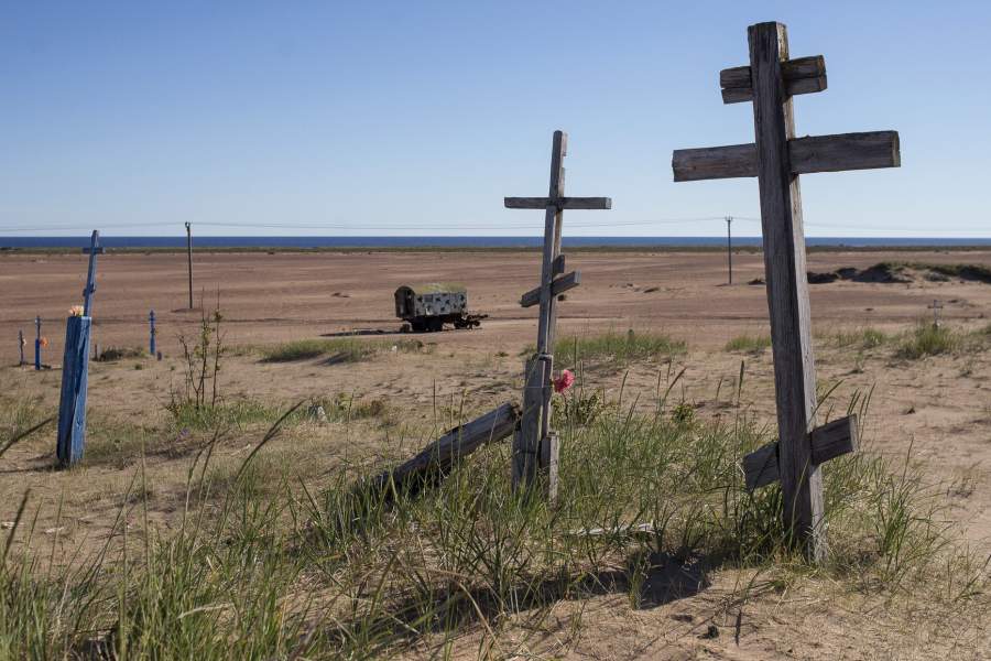 Пески полностью скрывают ветхие кресты