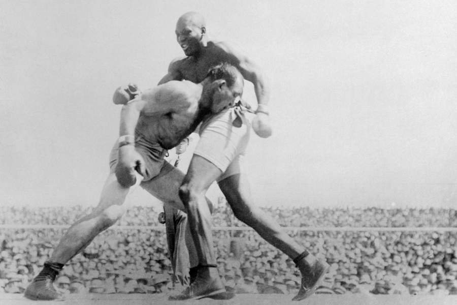 Бой между Джеймсом Джеффрисоном и  первым чернокожим чемпионом-тяжеловесом Джеком Джоносоном