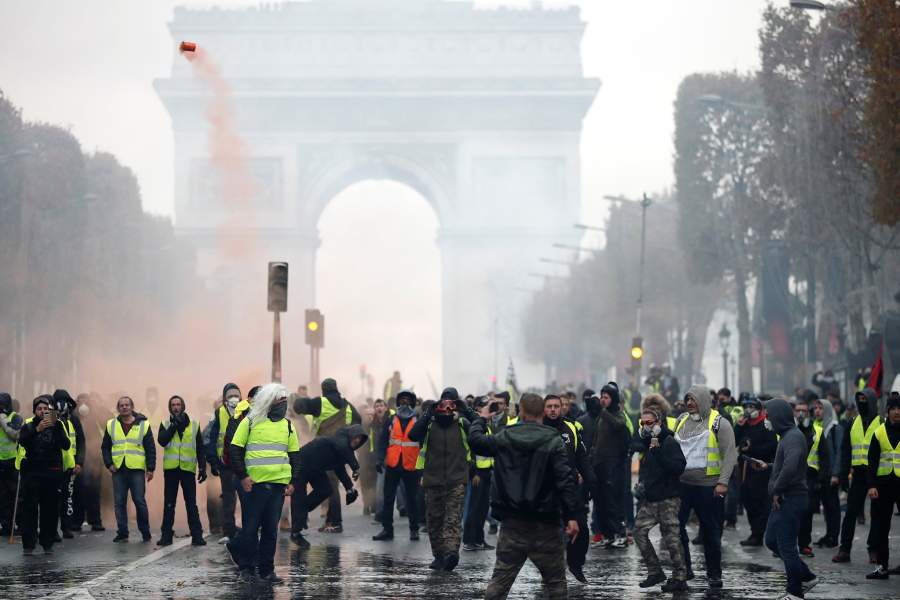 Париж, протесты против повышения цен на топливо
