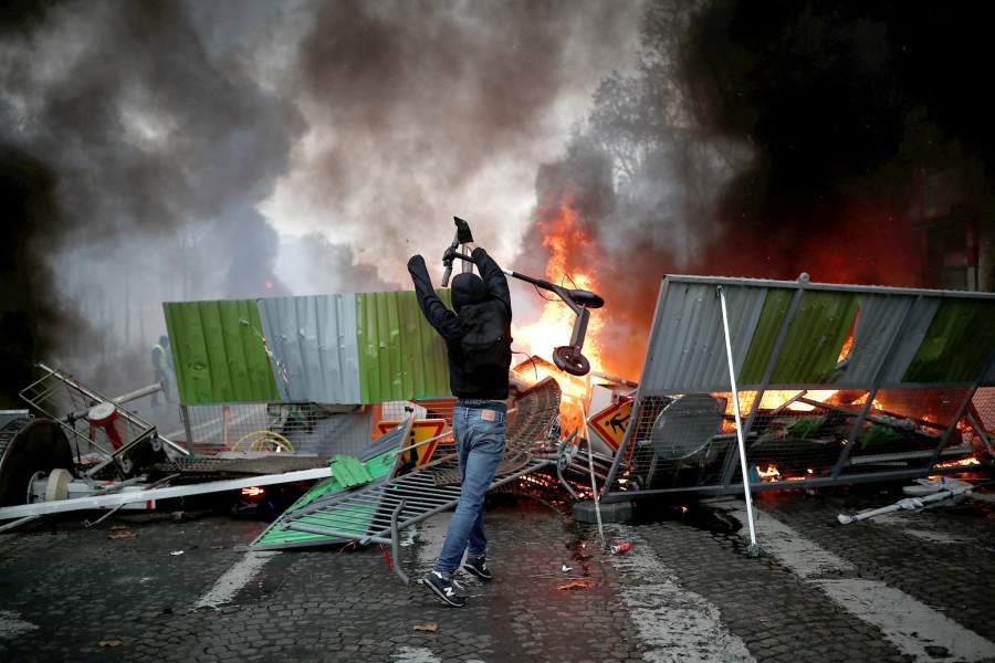 Париж, протесты против повышения цен на топливо