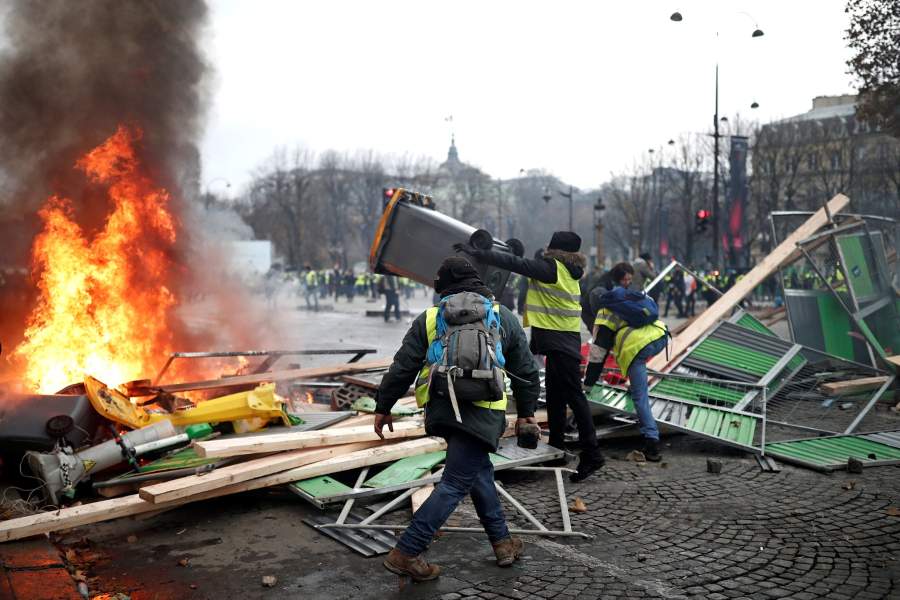 Париж, протесты против повышения цен на топливо