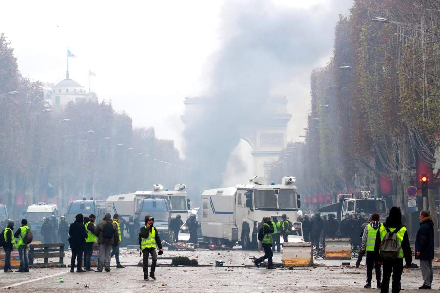 Париж, протесты против повышения цен на топливо