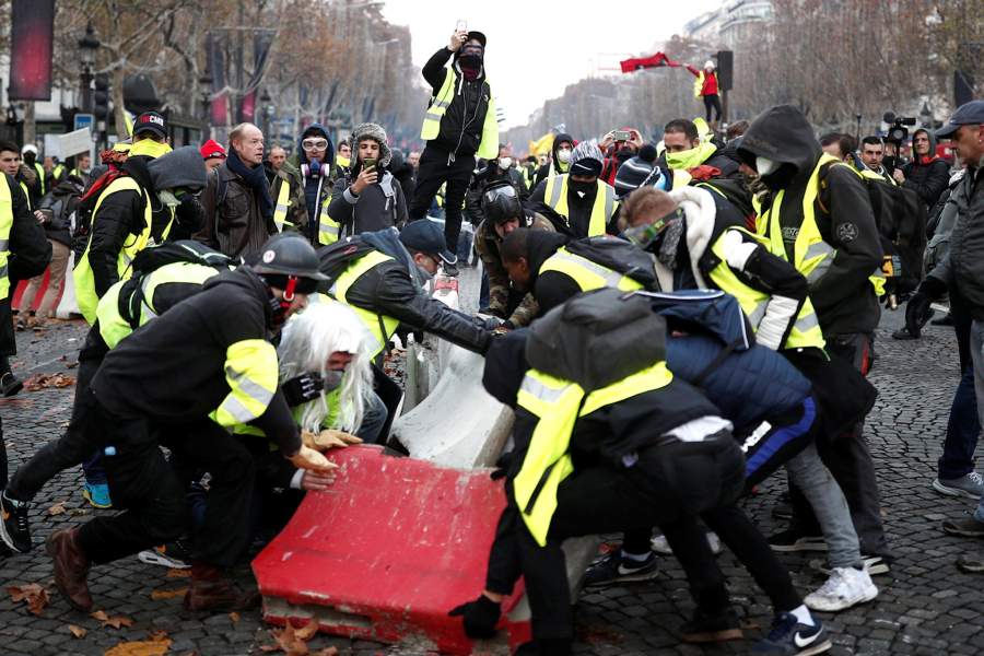 Париж, протесты против повышения цен на топливо
