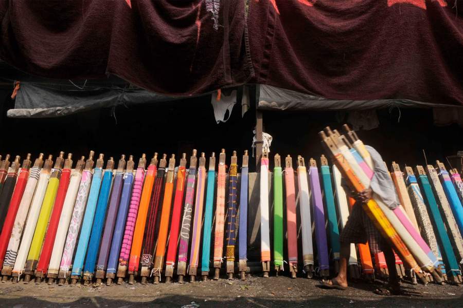 Сари досушиваются на солнце, намотанные на специальные жерди