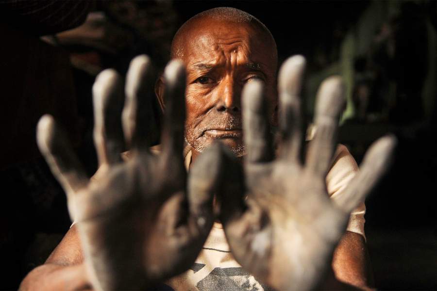 Мужчина показывает свои руки