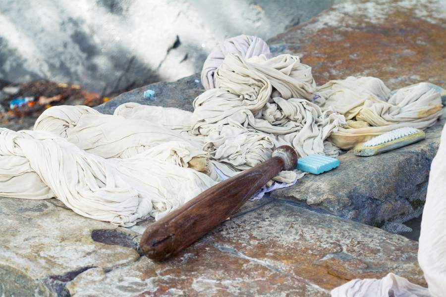 Орудия ремесла дхоби: щетка, мыло, палка для отбивания белья