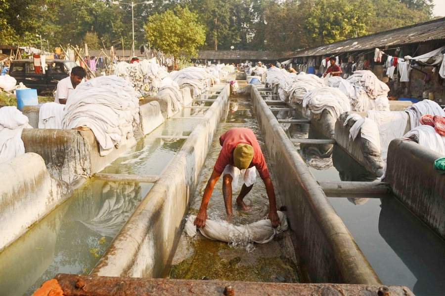 Полоскание белья в прачечной в Калькутте