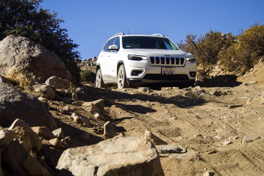 джип едет по камням