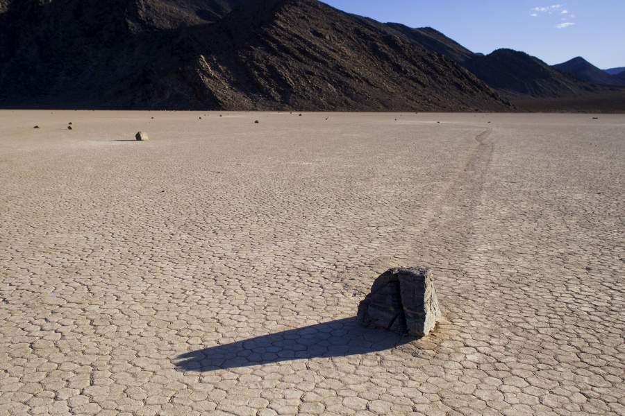 камень на высохшем озере