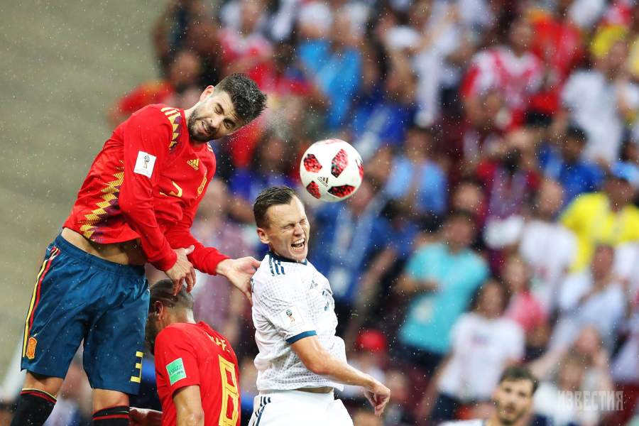 Защитник сборной Испании Жерар Пике и полузащитник российской сборной Денис Черышев в матче 1/8 ЧМ по футболу