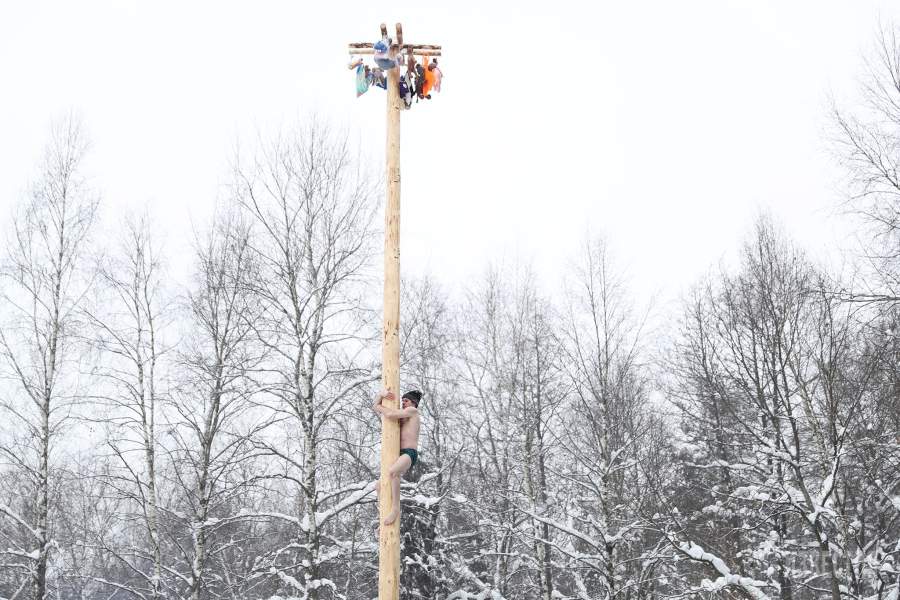 Участники Бакшевской Масленицы — ежегодного праздника, который организуют члены клуба любителей отечественной истории под Москвой 