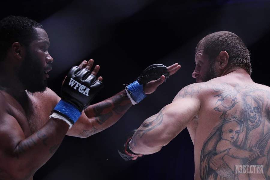 Александр Емельяненко (Россия) и Тони Джонсон (США) во время боя в рамках турнира по смешанным единоборствам World Fighting Championship Akhmat 50, который проходил на стадионе «Лужники» в Москве