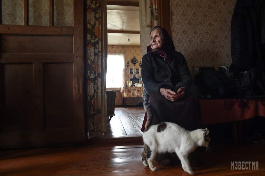 Нина Ивановна — последняя жительница расположенной в Тверской области деревни Мончалово, уже несколько лет 93-летняя женщина и ее дочь живут там без света и практически без дороги 