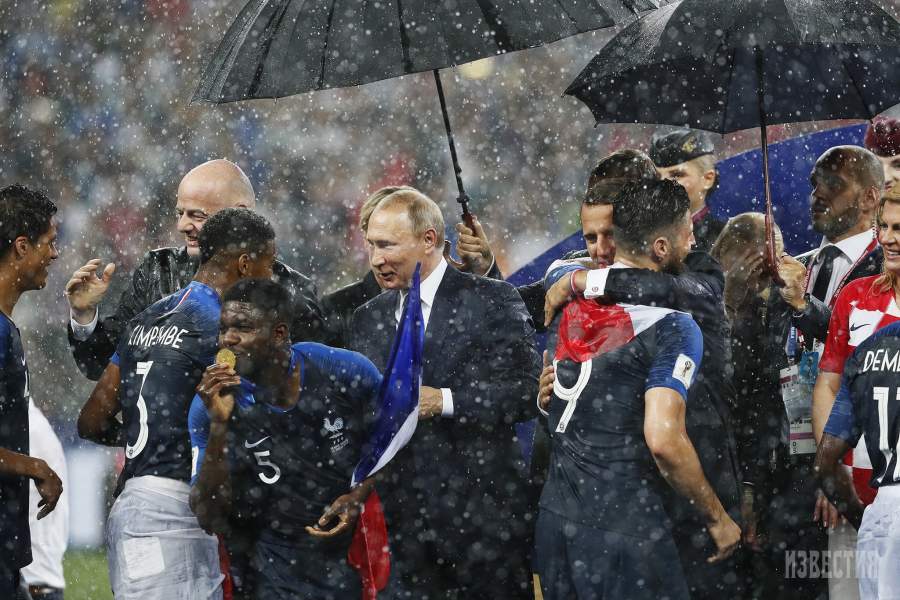 Президент ФИФА Джанни Инфантино, президент РФ Владимир Путин, президент Франции Эммануэль Макрон и президент Хорватии Колинда Грабар-Китарович (слева направо) на церемонии награждения победителей чемпионата мира по футболу FIFA 2018 года в «Лужниках»