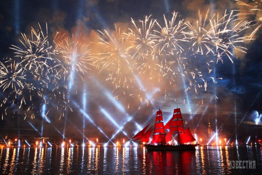 Шведский парусник Tre Kronor на празднике выпускников «Алые паруса – 2018» в Санкт-Петербурге