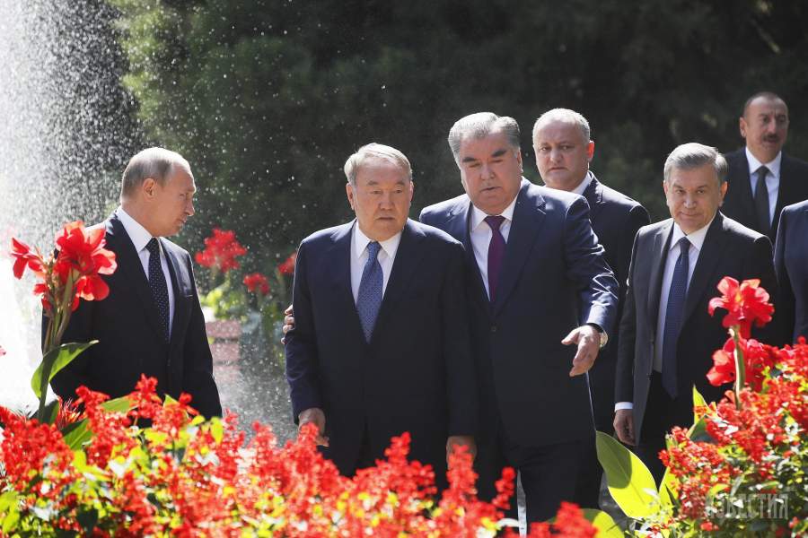 Президент РФ Владимир Путин и главы государств — участников Содружества Независимых Государств перед фотографированием. Заседание Совета глав государств СНГ в Душанбе