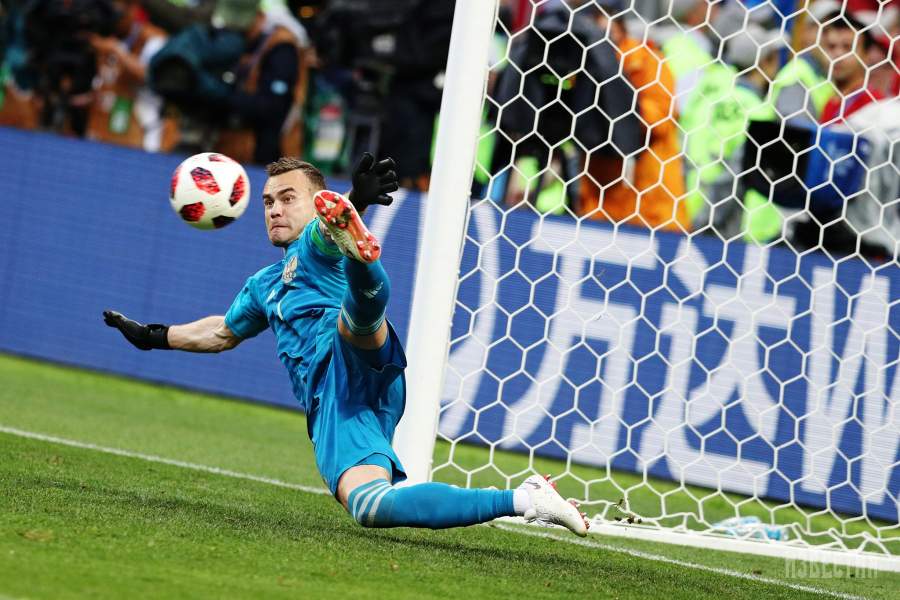 Вратарь Игорь Акинфеев отбивает мяч в серии пенальти в матче 1/8 чемпионата мира по футболу — российская сборная по итогам пенальти выиграла у команды Испании 