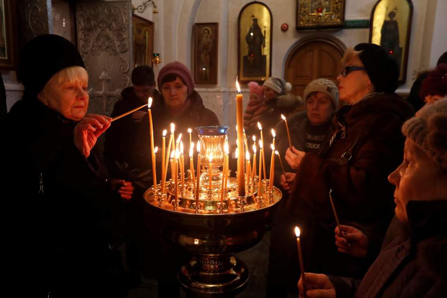 Православные внутри храма на Рождественском богослужении