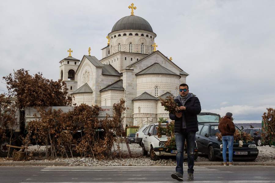 Мужчина рядом с православной церковью 