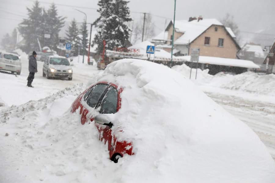 машина под снегом