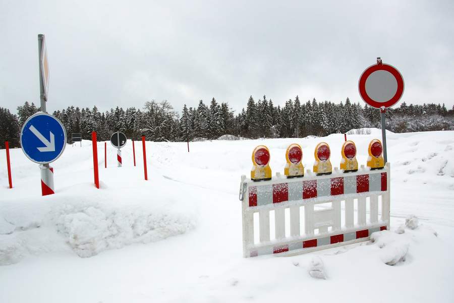 дорога закрыта из-за снега
