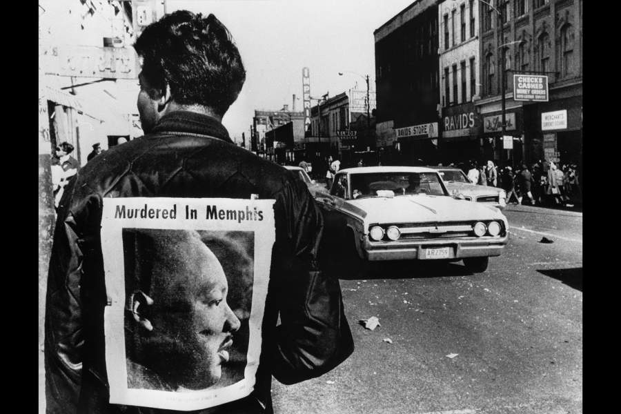 Мужчина на улице в куртке и машина