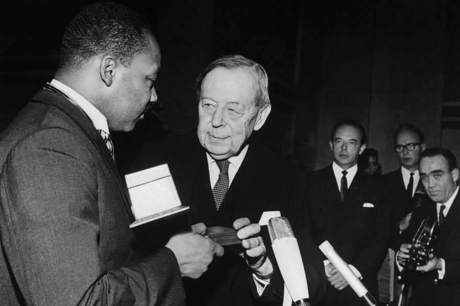 Мартин Лютер Кинг получает Нобелевскую премию