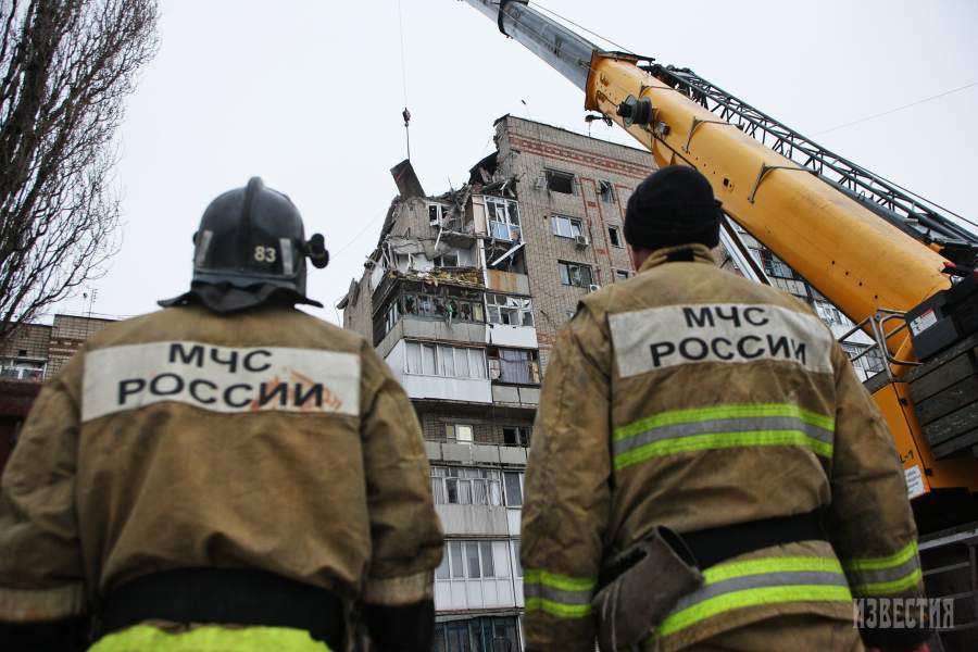 Сотрудники МЧС у девятиэтажного жилого дом №16 на улице Хабарова в городе Шахты, в котором произошел взрыв бытового газа
