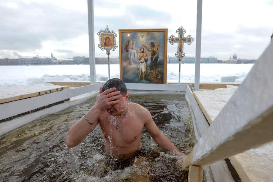 В воду с головой: православный мир отпраздновал Крещение